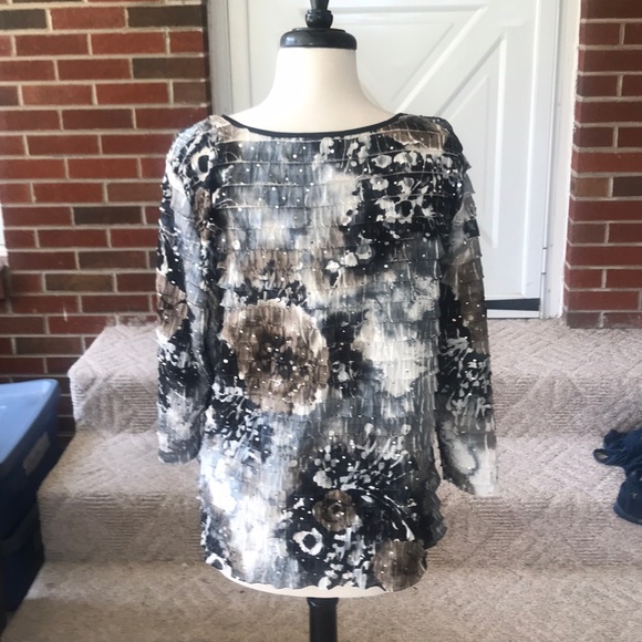 Ladies 3/4 sleeve tier top - Picture 3 of 4